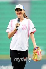 组图：米兰达可儿为韩国棒球赛开球 甜美抛飞吻