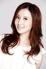 组图：优雅张萌白衣尽显小女人知性美