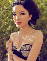 组图：余淼曝热辣写真演绎性感娇娃