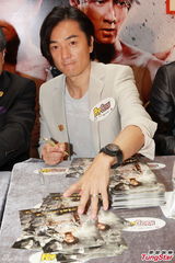 组图：周渝民吴尊出席宣传 手持兵器摆造型