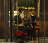 组图：蔡依林锦荣甜蜜用餐 天后见男友笑开花