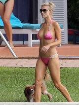 组图：名模乔安娜比基尼兜巨波 玩空翻中途卡壳