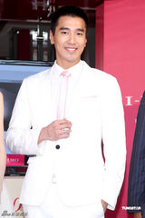 组图：赵又廷柯佳嬿再演情侣 大方贺阮经天入围金马 