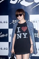 组图：裴勇俊捧场韩片首映 金贤重宋仲基齐亮相