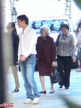 组图：晶刚大婚准婆婆喜上眉梢