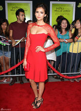 组图：妮娜-杜波夫性感红裙美艳亮相