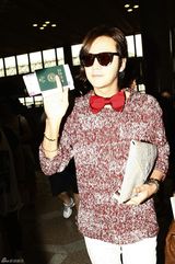 高清组图：张根硕赴日巡演亮相机场忙卖萌