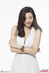 组图：李嘉欣代言展熟女风情 嫩肤红唇美艳