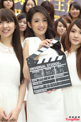 组图：林依晨甜美亮相首度升格当导演