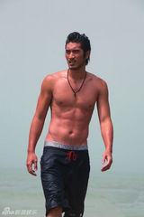 组图：周杰伦王力宏等男星大秀性感人鱼线