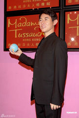 组图：李连杰亲手为其蜡像揭幕 呼吁大家参与慈善