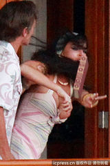 组图：林赛着爆乳吊带裙撕打不慎露半球