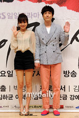 组图：韩星吴允儿李英恩等出席新剧记者会