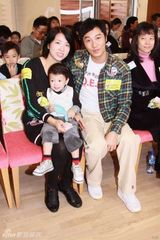 组图：谭耀文与儿女加拿大度假 享受家庭温馨