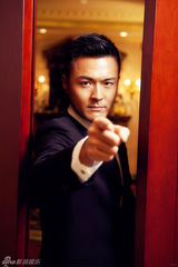 组图：于小伟忧郁写真 棱角分明帅气脸庞