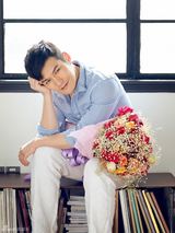 组图：严屹宽居家写真 俊美侧颜演绎文艺暖男