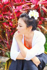 组图：柳岩泳池上演湿身诱惑 与韩星暧昧姐弟恋