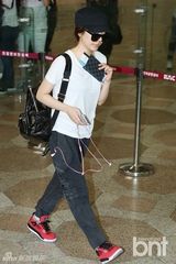 组图：少女时代组合现身机场 允儿消瘦泰妍遮脸