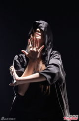 组图：谢安琪唱作监制《势不两立》动情摆造型