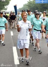 组图：韩星李诗英孝琳为亚运会传递火炬