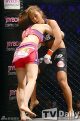 组图：韩星Nana等助阵宋佳妍拳坛出道战