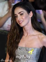 组图：梅根-福克斯韩国宣传 紧捂腿间防走光