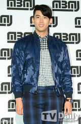 组图：玉泽演泫雅等亮相时尚活动 难掩青春气息