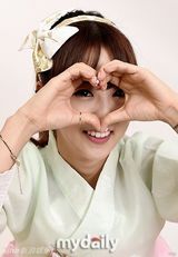 组图：韩女团BESTie迎中秋穿韩服 送甜美问候