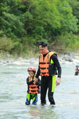 组图：五爸挑战高空跳水 杨威后空翻震惊全场