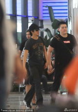 组图：王力宏开心独自大步走 老婆抱娃苦跟随