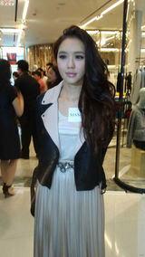 组图：官恩娜面瘫嘴歪眼斜 哭喊靠脸吃饭