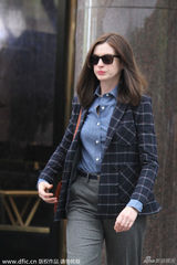 组图：安妮-海瑟薇英伦风现身片场 德尼罗贴心开车门