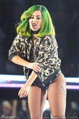 组图：Gaga演唱会现场豪放换装 爆乳网袜夺人眼
