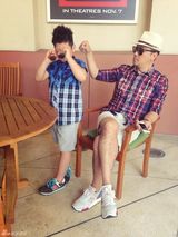 组图：石头戴墨镜酷帅有型 郭涛抱怨儿子调皮