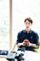 组图：对话韩国鲜肉徐康俊 展阳光笑颜