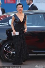 组图：威尼斯闭幕红毯 评委陈冲深V裙美艳