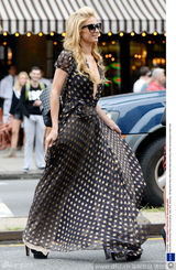 组图：想秀得有料！帕丽斯-希尔顿深V装出街露飞机场