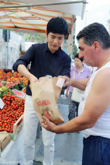 组图：张晓龙玩转米兰周末市场 品蔬果忆乡味