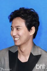 组图：韩星孙艺珍宣传新片小心落座防走光