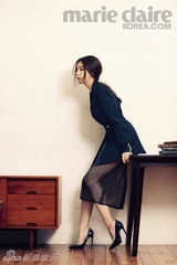 组图：韩星申世京拍写真 身材火辣眼神冷酷