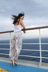 组图：高圆圆欧洲街拍曝光 多样搭配诠释百变美