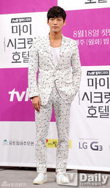 组图：刘仁娜出席发布会 高腰短裙秀美腿