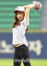 组图：韩星Lady Jane任棒球比赛开球嘉宾