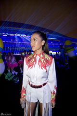 组图：吉克隽逸献唱青奥会闭幕式 表达爱与感激