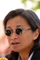 组图：独家对话陈可辛 墨镜难掩倦容