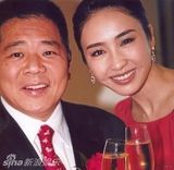 组图：43岁黎姿抱女出行 陪富豪老公与婆婆聚餐