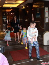 组图：刘銮雄抱子享天伦 狄波拉叹谢霆锋无暇陪伴