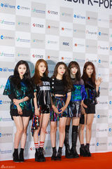 独家：韩女团同场争人气 抛胸露腿抢风头