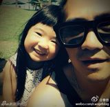 组图：姐姐Grace销魂泳装女神范 吃冰激凌花脸