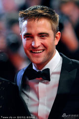 组图：《沙海漂流人》首映 希尔顿蓬蓬裙扮少女